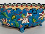 une image représentant un bol bleu orné d'un motif floral
