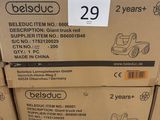 Plusieurs cartons sont empilés les uns sur les autres dans un magasin.