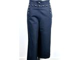 un gros plan sur un mannequin portant un pantalon noir
