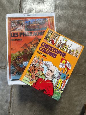 Deux livres sont posés par terre, l'un à côté de l'autre