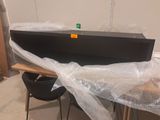 une boîte noire posée sur une table recouverte d'un film plastique