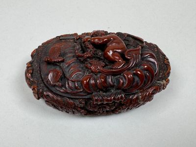 une image représentant une petite boîte sculptée ornée d'un dragon