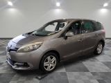 la photo d'une voiture argentée garée dans une salle d'exposition