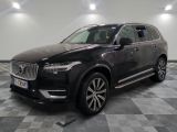 Le SUV Volvo est garé dans une salle blanche au sol carrelé.