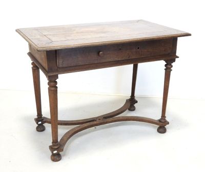 une petite table en bois surmontée d'un tiroir