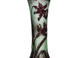 un vase en verre orné d'un motif floral