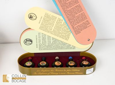 quatre bouteilles de vin dans un carton posé sur une table