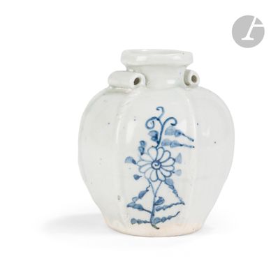 un vase blanc orné d'un motif floral bleu