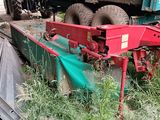 un camion-benne garé à côté d'un tas d'ordures