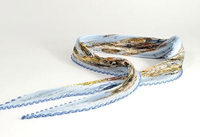 un ruban bleu et blanc posé sur une table