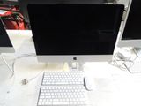 une image d'un écran d'ordinateur et d'un clavier sur un bureau