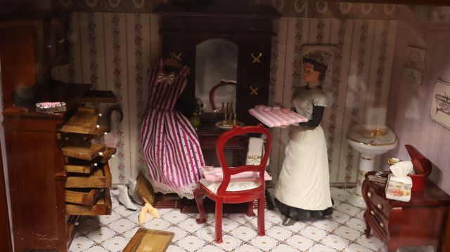 Diorama. Composition miniature, dans une vitrine en bois, vitre e...