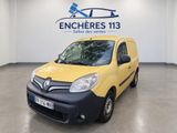 La camionnette jaune est garée dans une grande pièce.