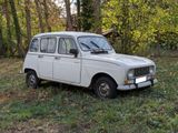 une petite voiture blanche garée dans l'herbe