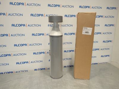 une bouteille d'eau vide posée à côté d'un carton sur une table