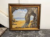 une peinture à l'huile représentant une scène de plage avec une grotte en arrière-plan
