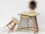 un petit bureau avec une chaise et un miroir