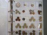 un classeur blanc contenant des pièces de monnaie, posé sur une table