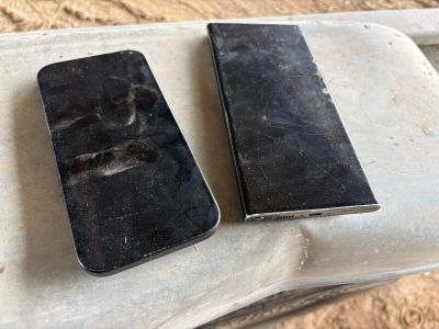 deux téléphones portables posés sur une table