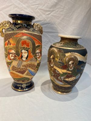 deux vases posés sur une table