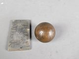 une image représentant une boule en bois et un bloc en métal