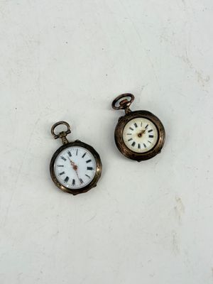 deux horloges posées sur une table