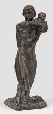une image représentant une statue d'une femme tenant un bébé dans ses bras