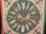 une écharpe verte et rouge sur laquelle est représenté un cercle de personnes