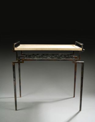 une image représentant une table avec un plateau en bois et des pieds en métal
