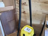un aspirateur jaune posé sur un parquet