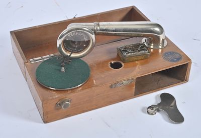 une boîte en bois sur laquelle sont posés une horloge et quelques clés