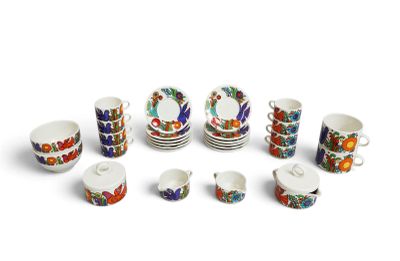 une image représentant un ensemble de tasses et de soucoupes posées sur une surface blanche