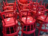 de nombreuses chaises rouges empilées les unes sur les autres