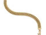 un bracelet en or avec un fermoir sur fond blanc