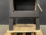un poêle noir posé sur une palette