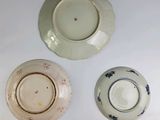 trois assiettes posées sur une table