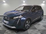 la voiture bleue est garée dans le garage sur le sol en damier
