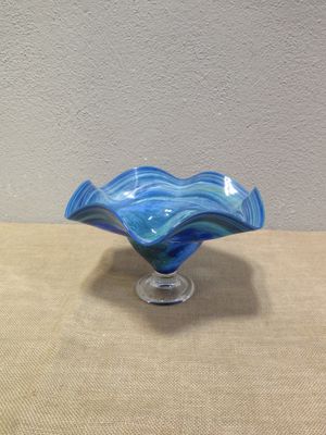 un bol en verre posé sur une table