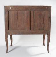 Petite commode galbée en placage de bois de violette ouvrant… (photo 6)