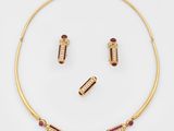 un ensemble composé d'un collier et de boucles d'oreilles en or et rubis