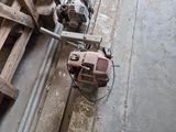 une machine posée par terre à côté d'un tas de bois