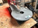 une machine posée sur une table