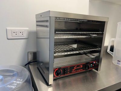 une photo d'un four grille-pain posé sur un plan de travail