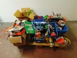 un tas d'objets divers posés sur une palette dans une pièce