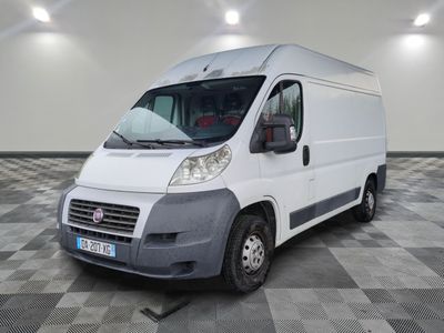 la photo d'une camionnette blanche garée dans une grande pièce