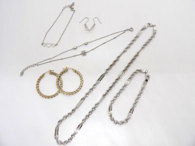 beaucoup de bijoux en argent sur une surface blanche