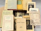 un grand nombre de livres posés sur une table