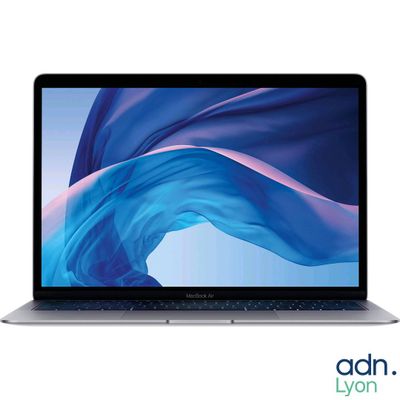 un ordinateur portable MacBook Air d'Apple avec un écran bleu et un fond blanc