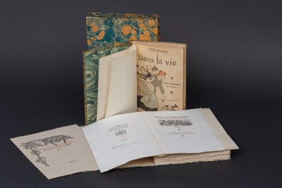 trois livres posés l'un sur l'autre sur une table