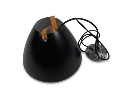 une souris assise à côté d'une lampe noire